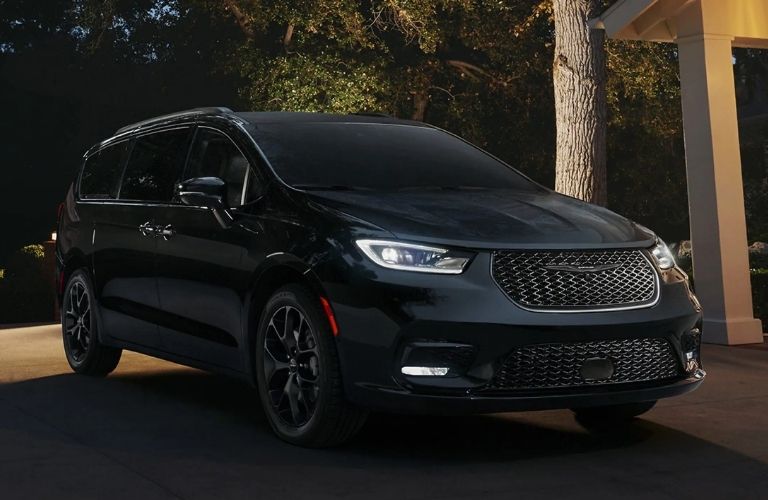 View of the front angle of the 2022 Chrysler Pacifica